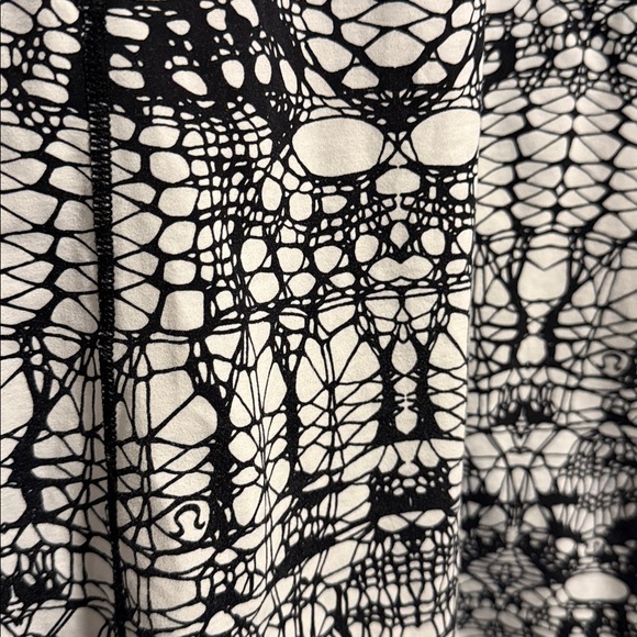 Lululemon Athletica Vintage Monochrome Lace Pattern Tank Top - 10 - Picture 2 of 5